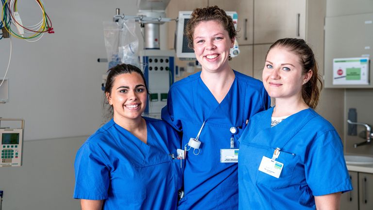 Drei Pflegerinnen im Ev. Amalie Sieveking Krankenhaus in Hamburg-Volksdorf